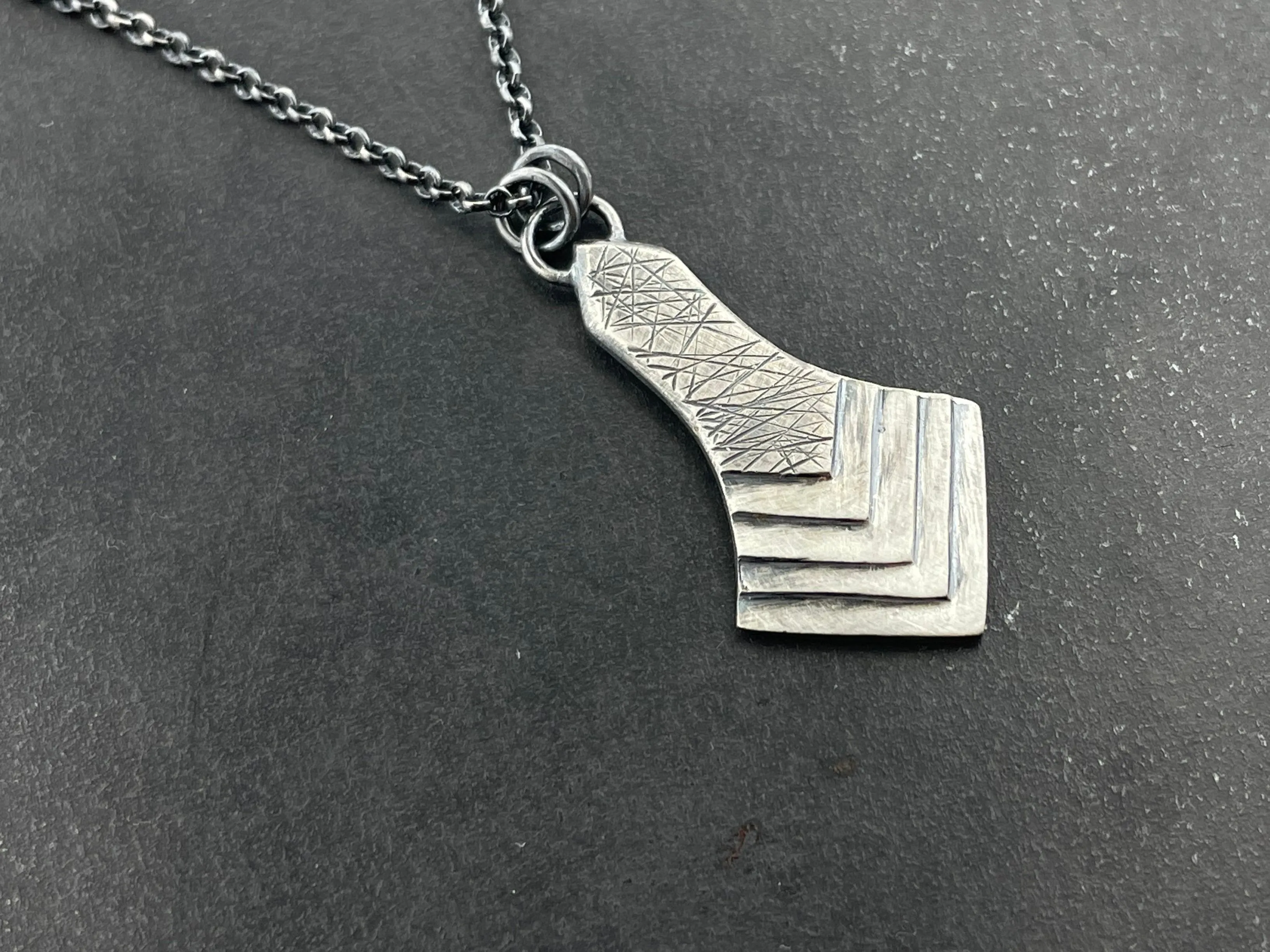 Deco Necklace with random crosshatch - short